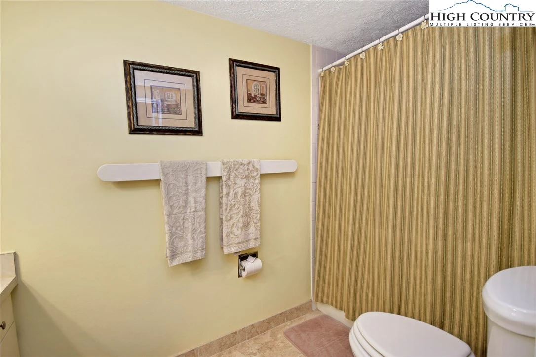 Image number 14 for the current listing