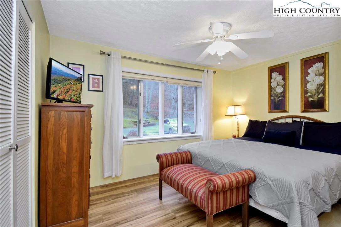 Image number 6 for the current listing