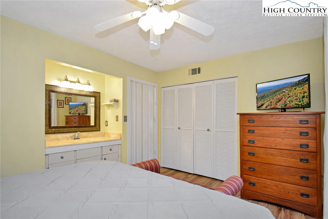 Image number 7 for the current listing