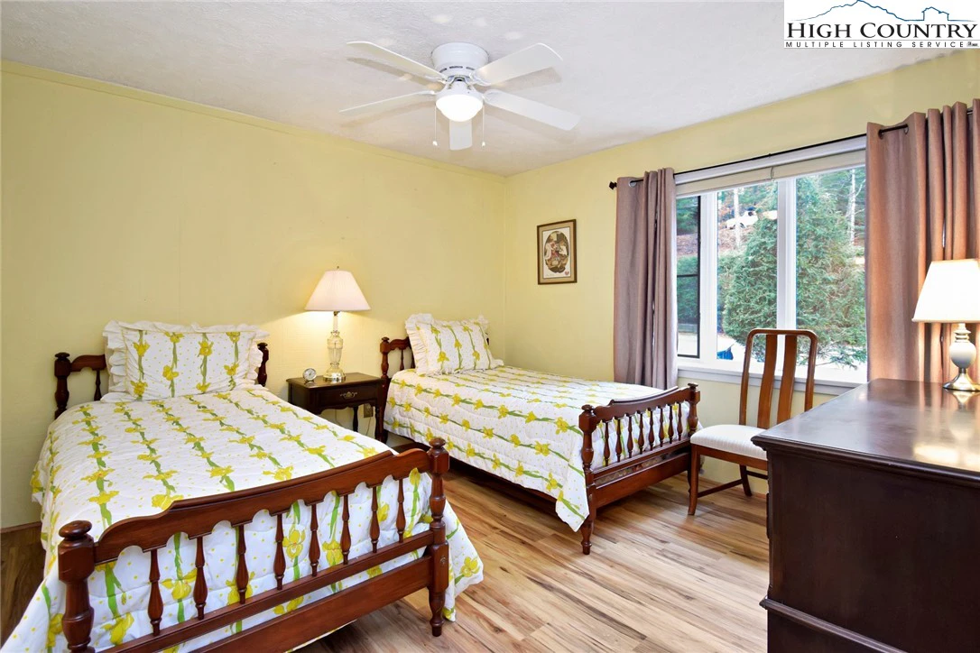 Image number 8 for the current listing
