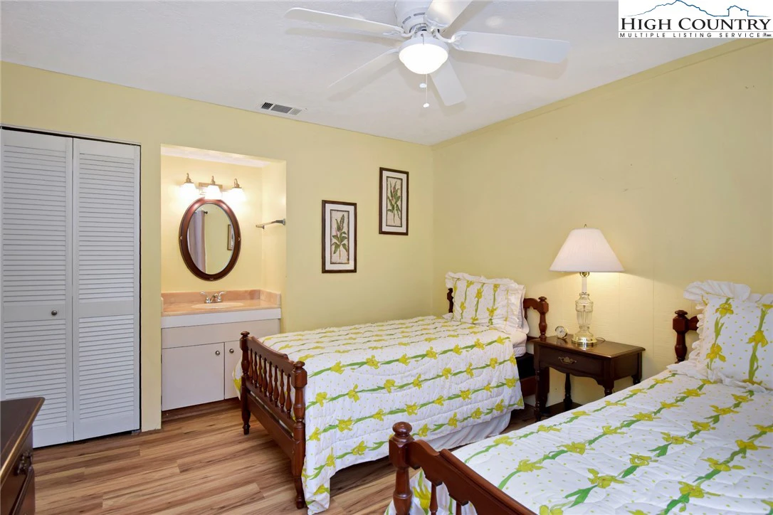 Image number 9 for the current listing