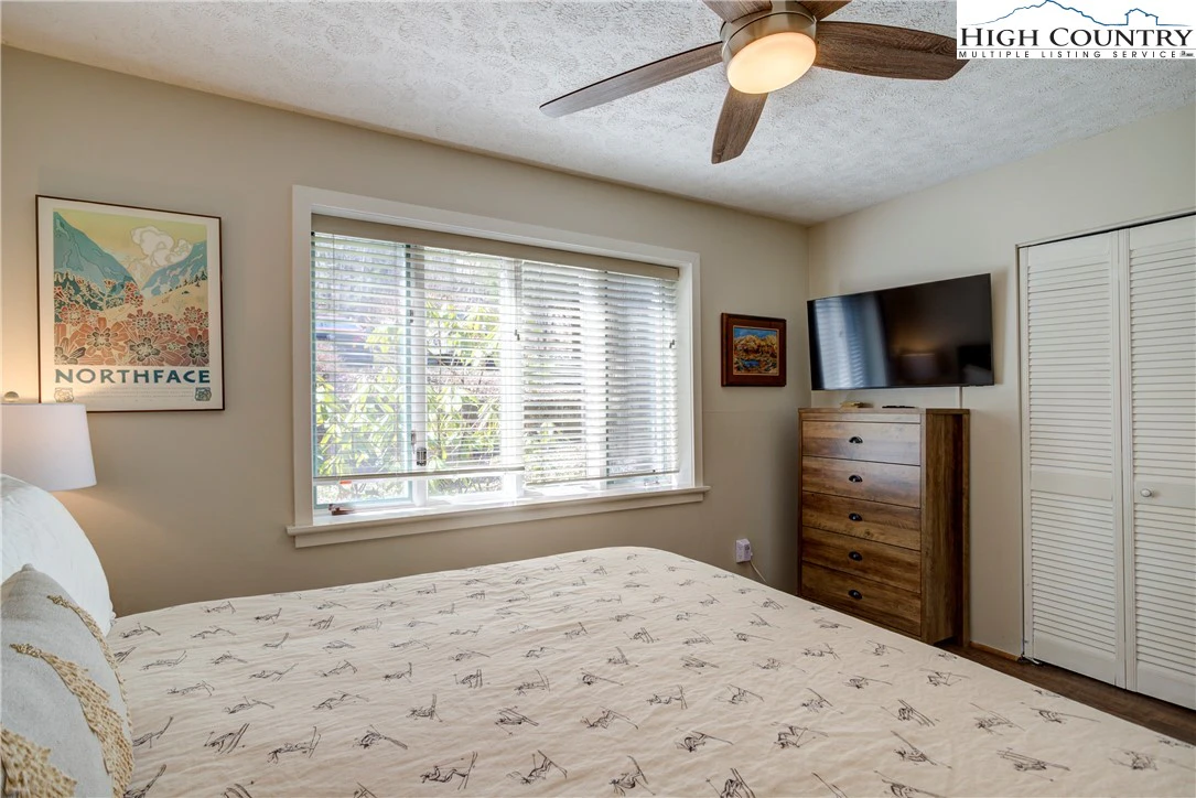 Image number 6 for the current listing