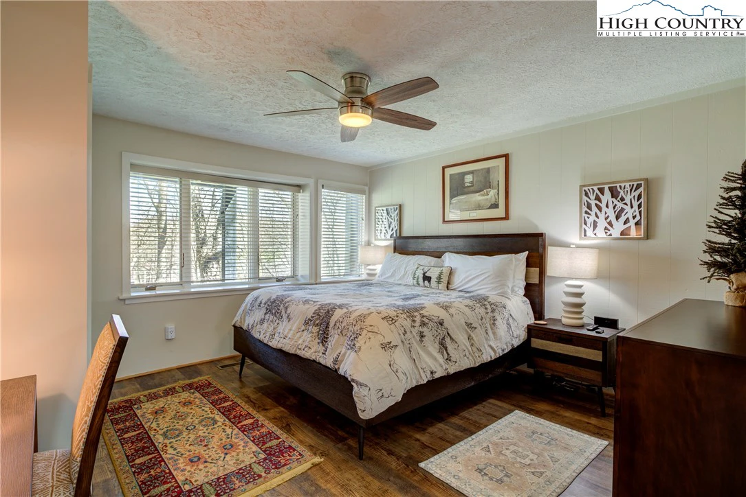 Image number 3 for the current listing