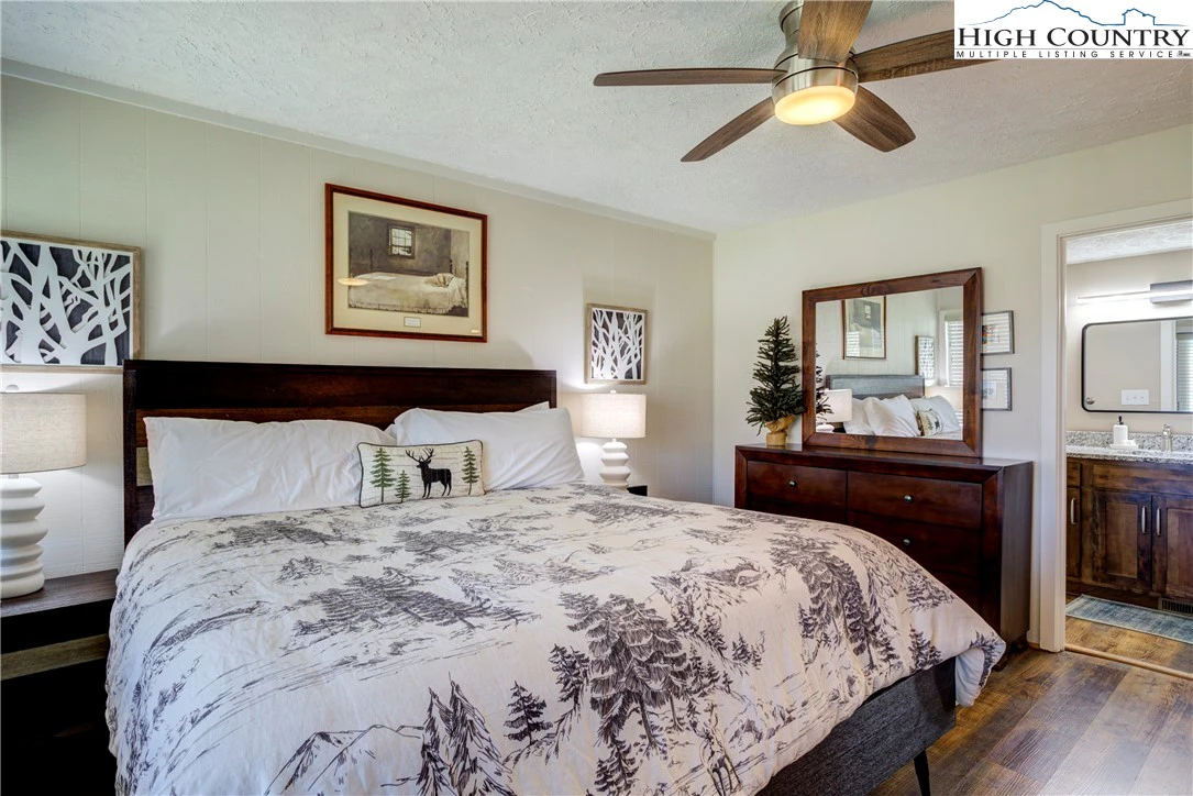 Image number 4 for the current listing
