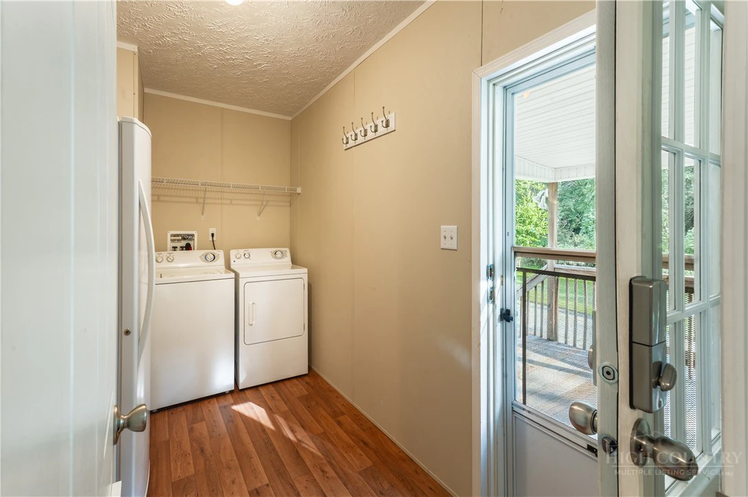 Image number 11 for the current listing