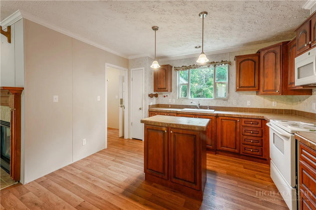 Image number 15 for the current listing