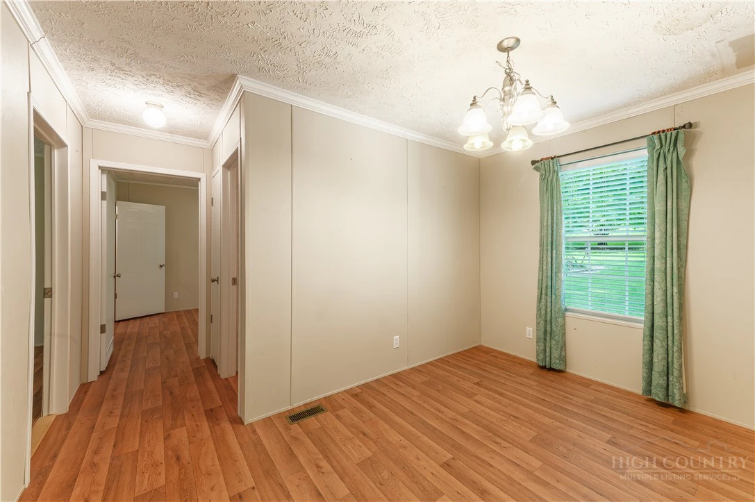 Image number 17 for the current listing
