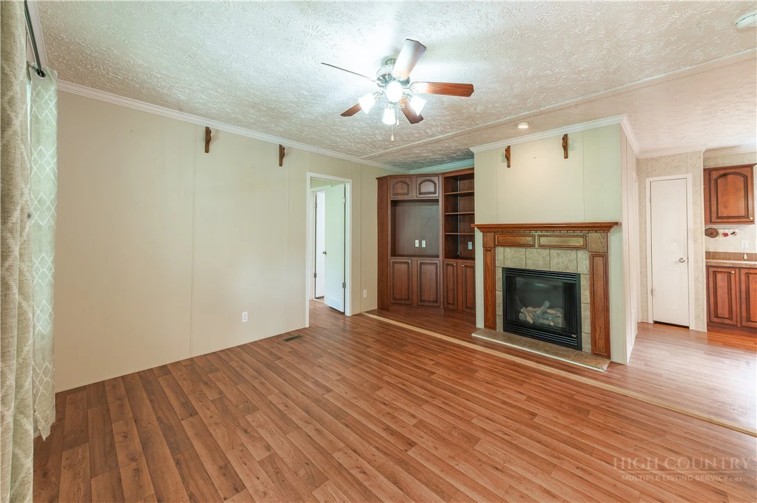 Image number 19 for the current listing
