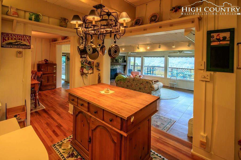 Image number 21 for the current listing
