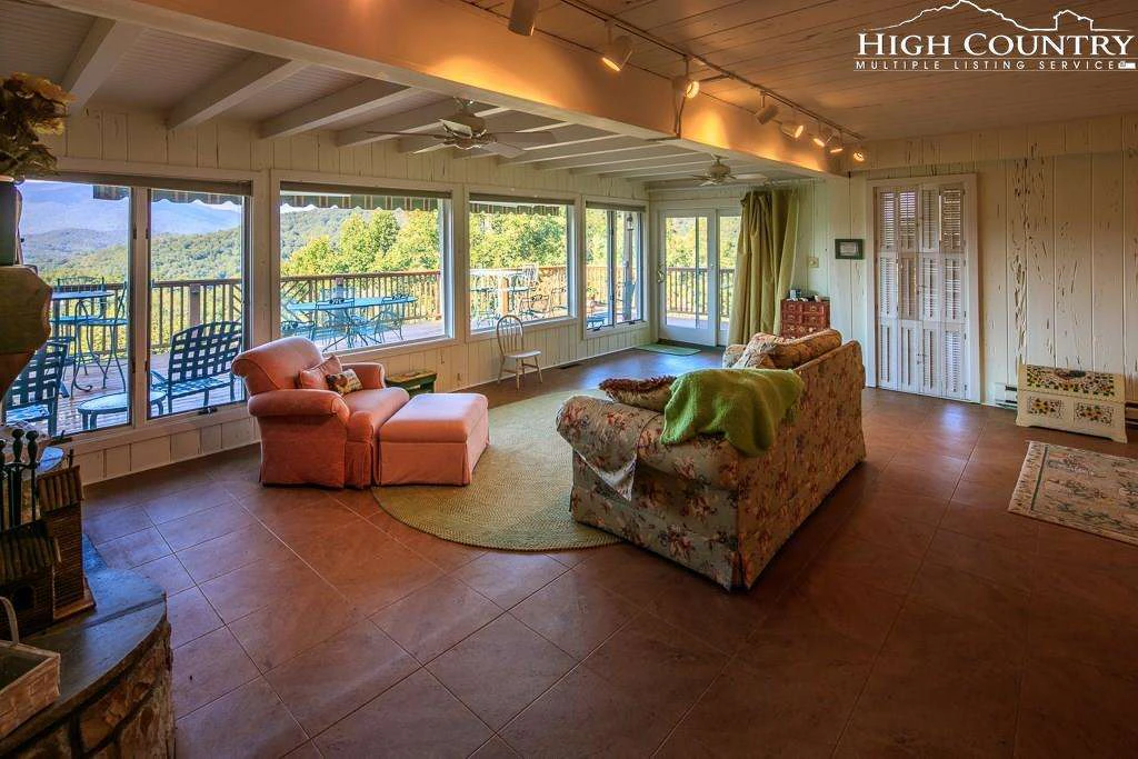 Image number 17 for the current listing