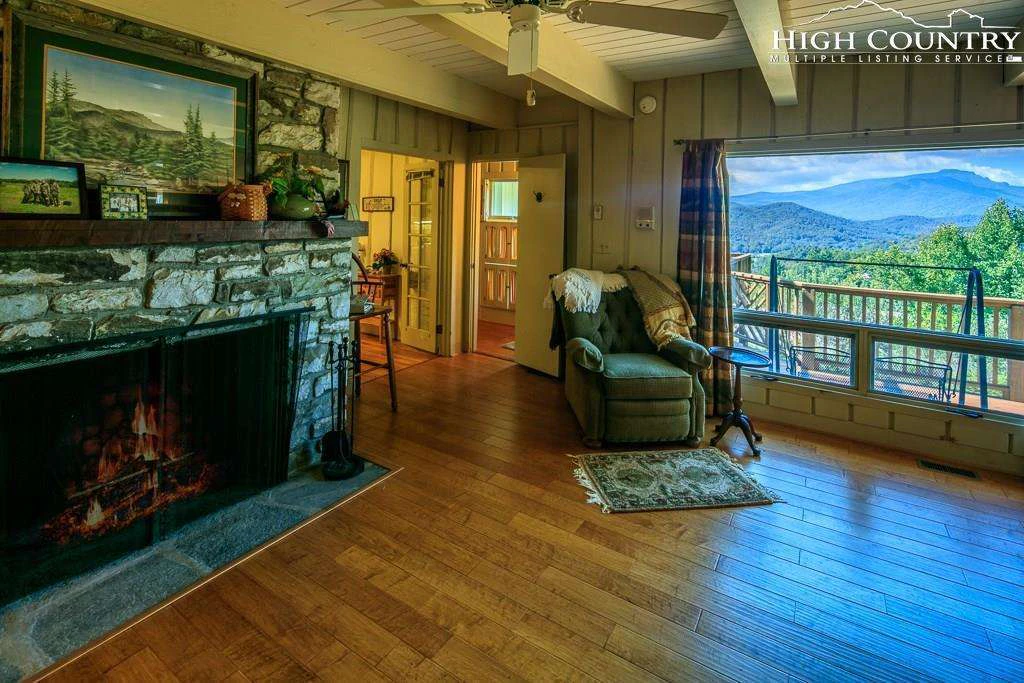 Image number 11 for the current listing