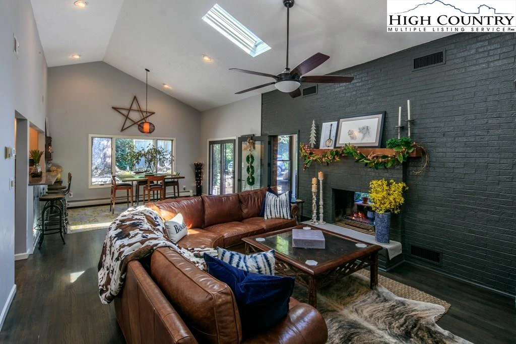 Image number 1 for the current listing