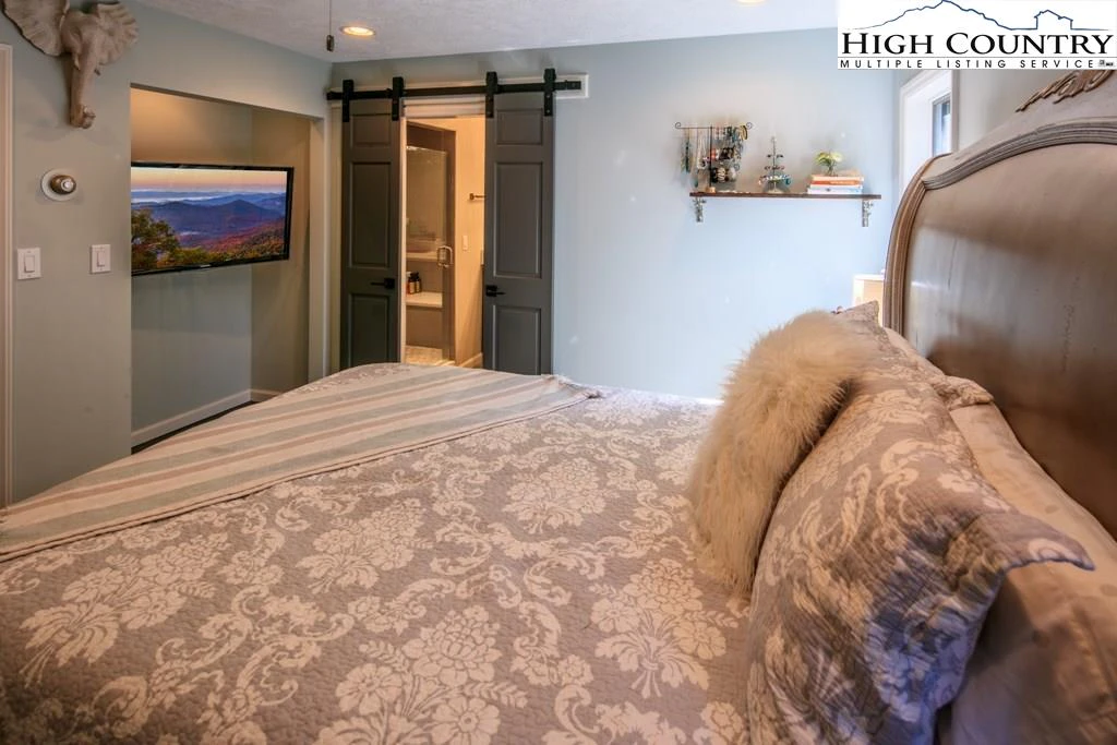 Image number 2 for the current listing