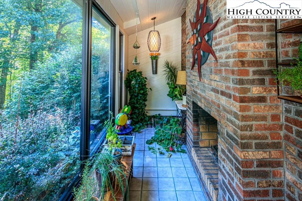 Image number 9 for the current listing