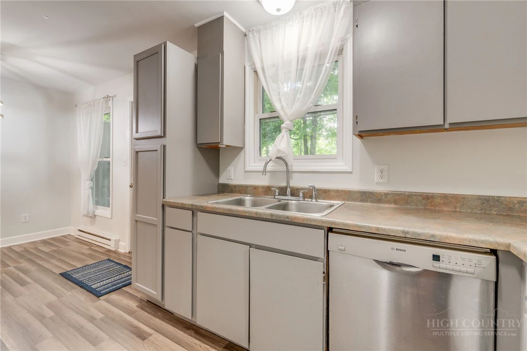 Image number 11 for the current listing