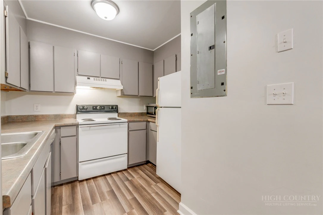 Image number 13 for the current listing