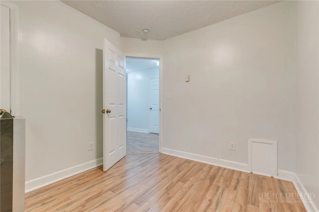 Image number 21 for the current listing