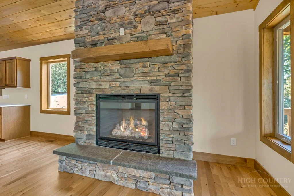Image number 8 for the current listing