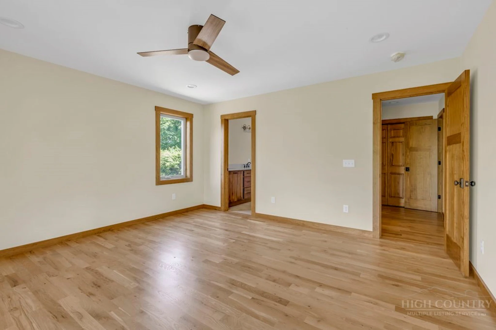 Image number 18 for the current listing