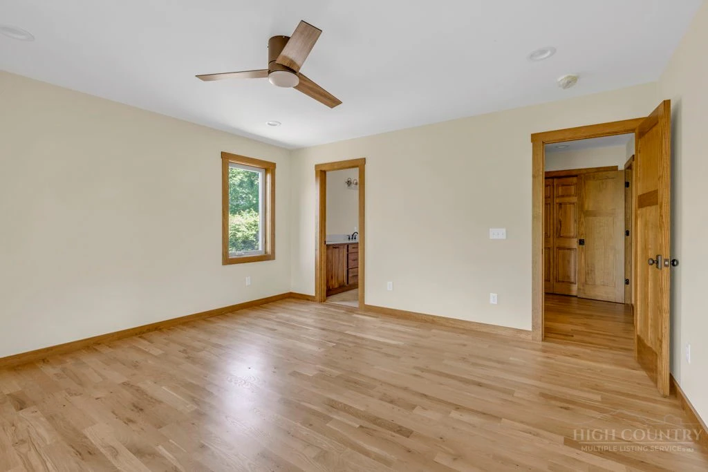 Image number 18 for the current listing