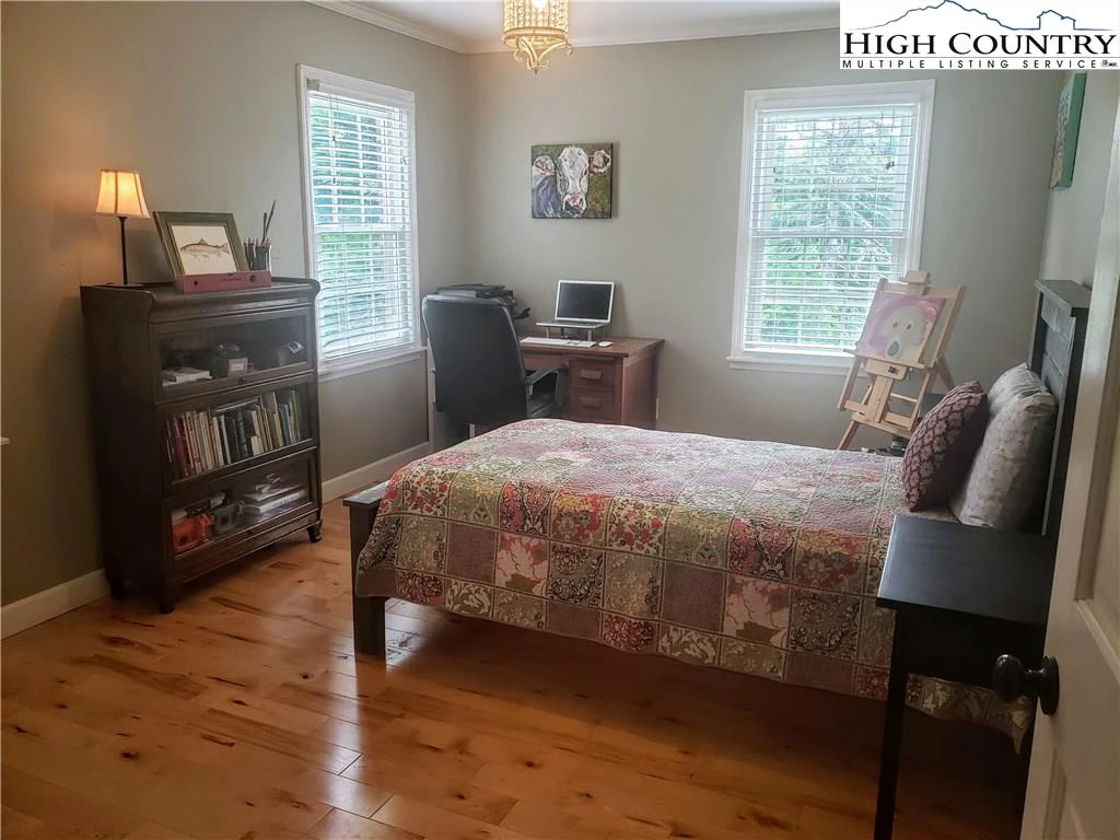 Image number 11 for the current listing