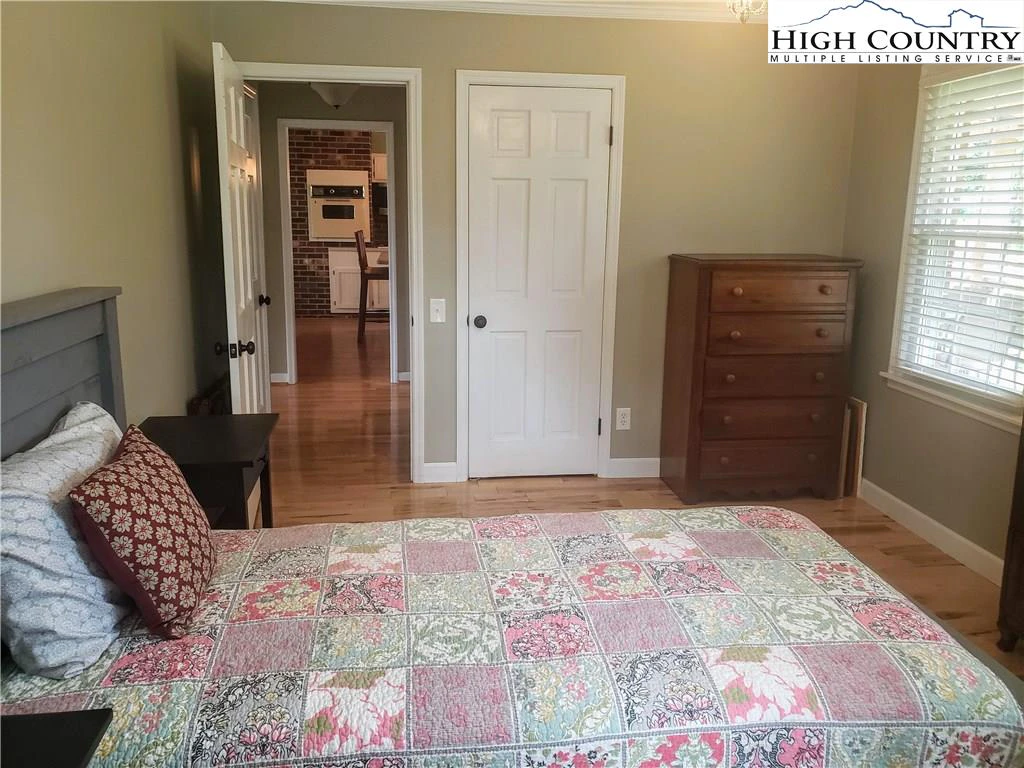 Image number 3 for the current listing