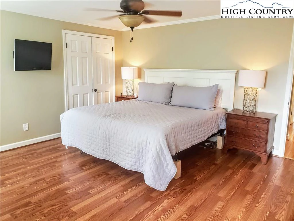 Image number 5 for the current listing