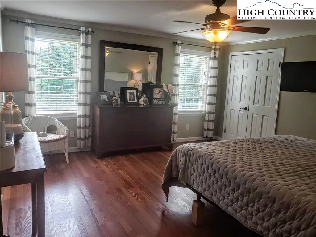 Image number 6 for the current listing