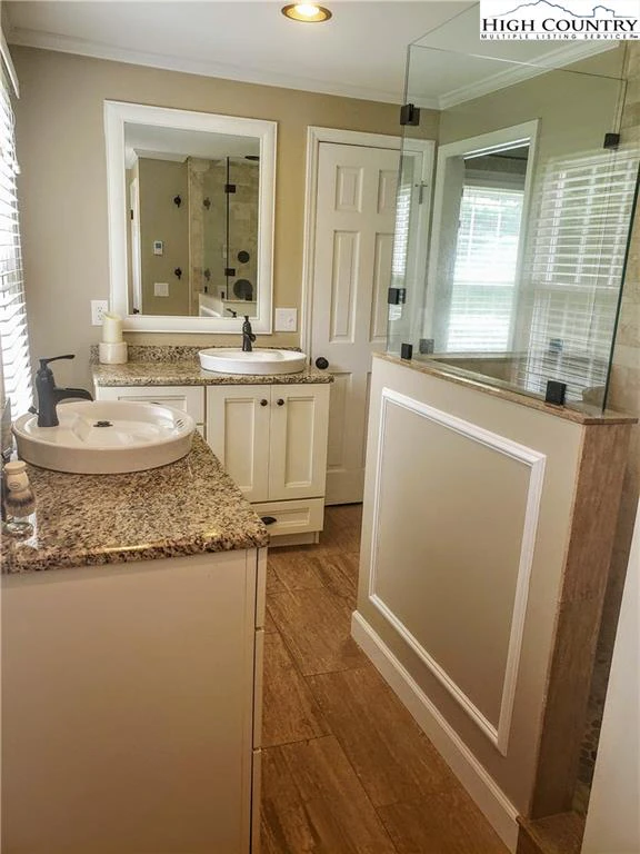 Image number 7 for the current listing