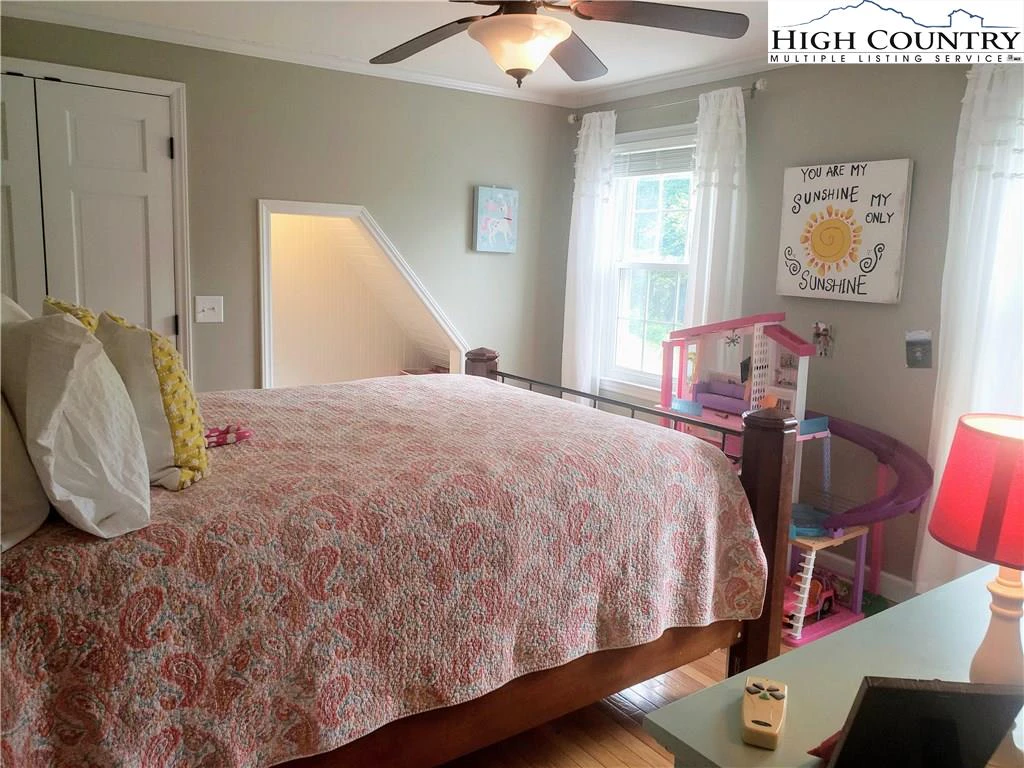 Image number 9 for the current listing