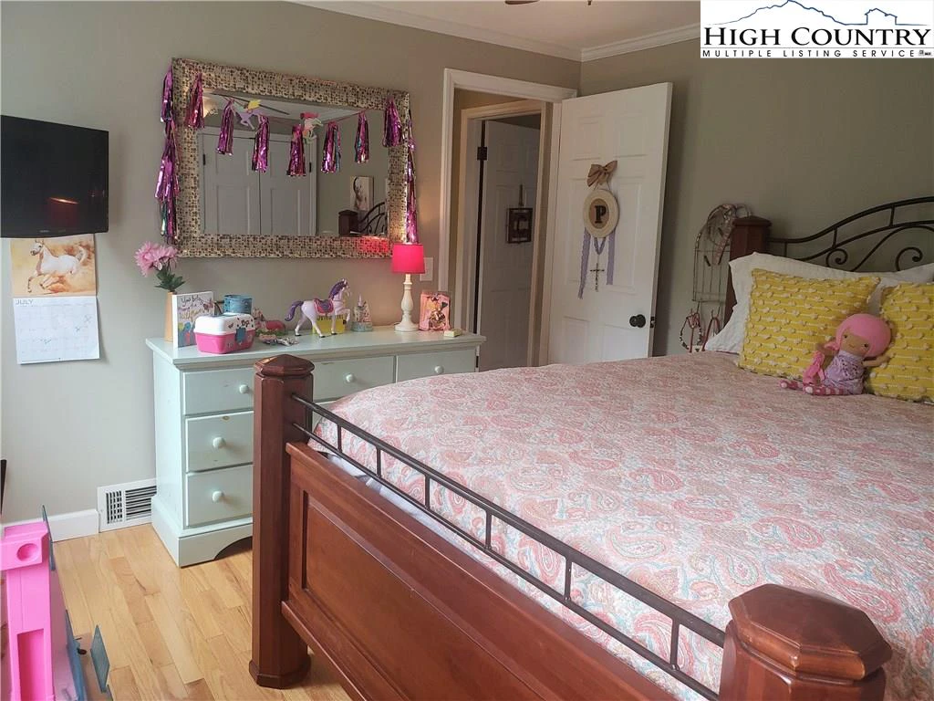 Image number 10 for the current listing