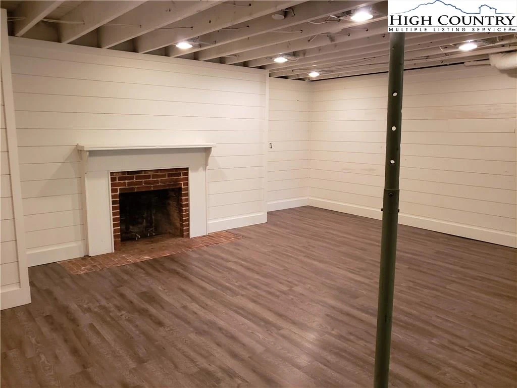 Image number 14 for the current listing