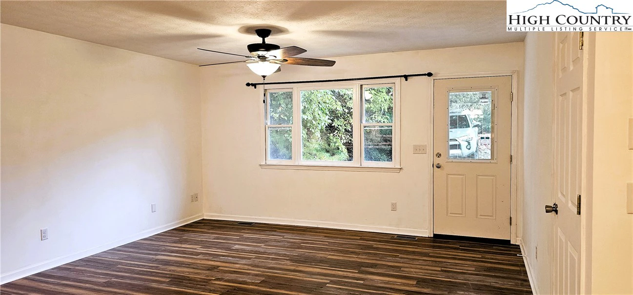 Image number 19 for the current listing