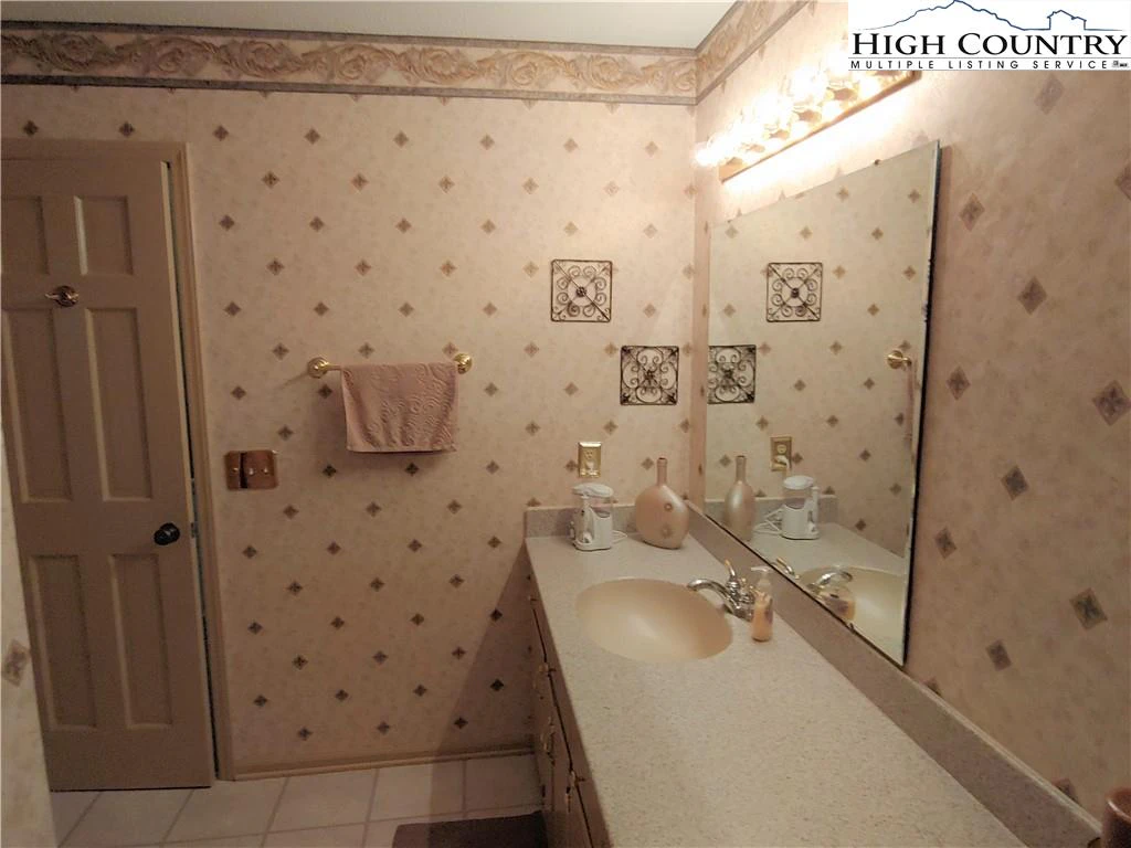 Image number 5 for the current listing