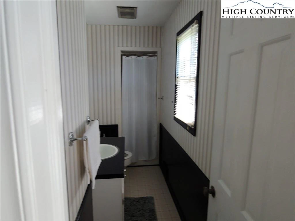 Image number 8 for the current listing