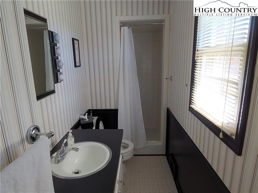 Image number 9 for the current listing