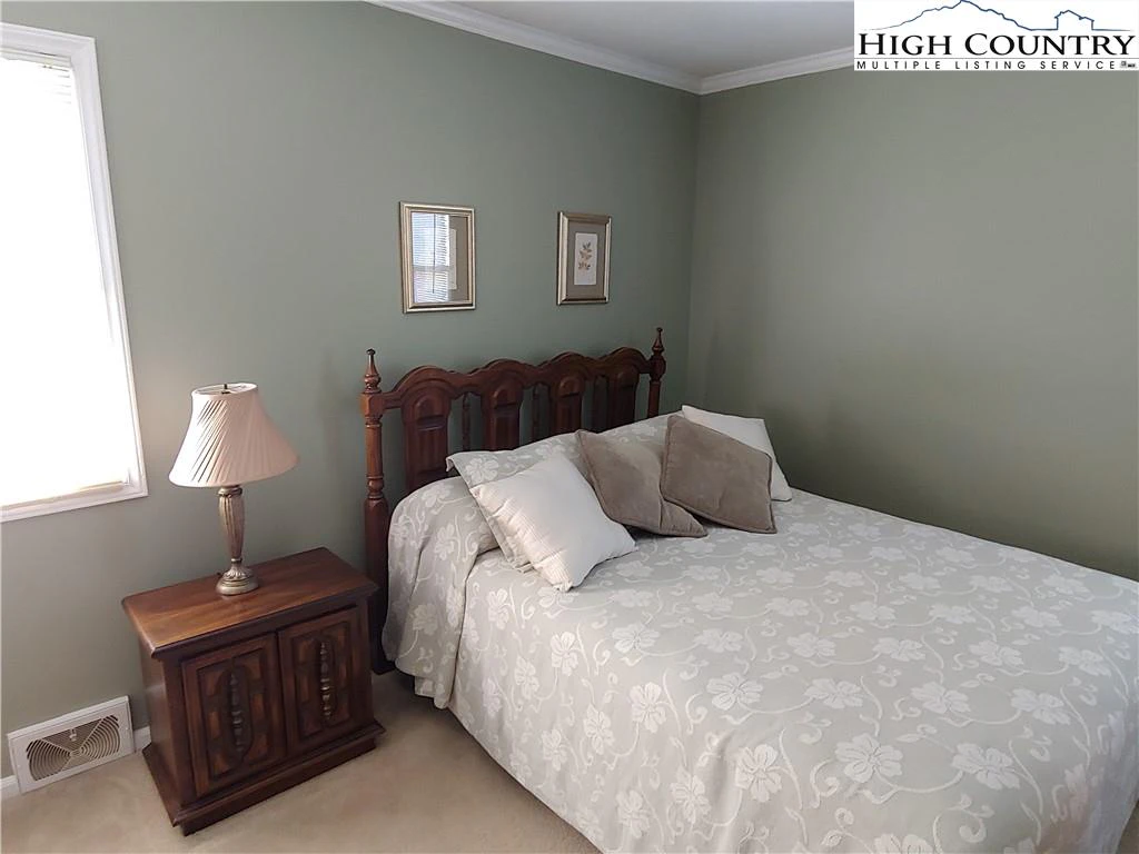 Image number 11 for the current listing