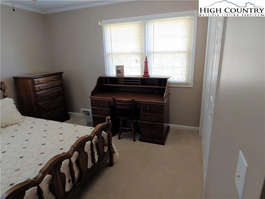 Image number 13 for the current listing