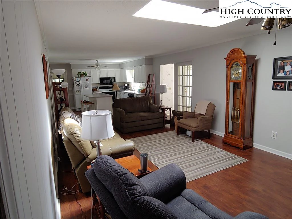 Image number 15 for the current listing