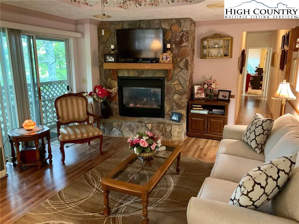 Image number 1 for the current listing