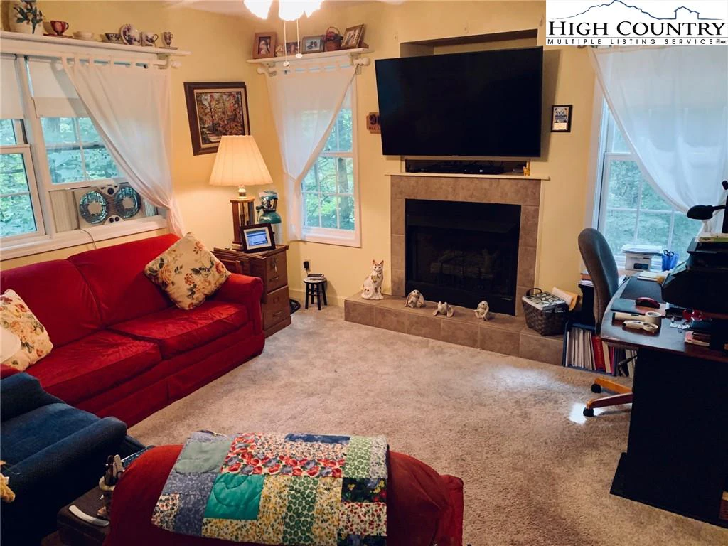Image number 9 for the current listing