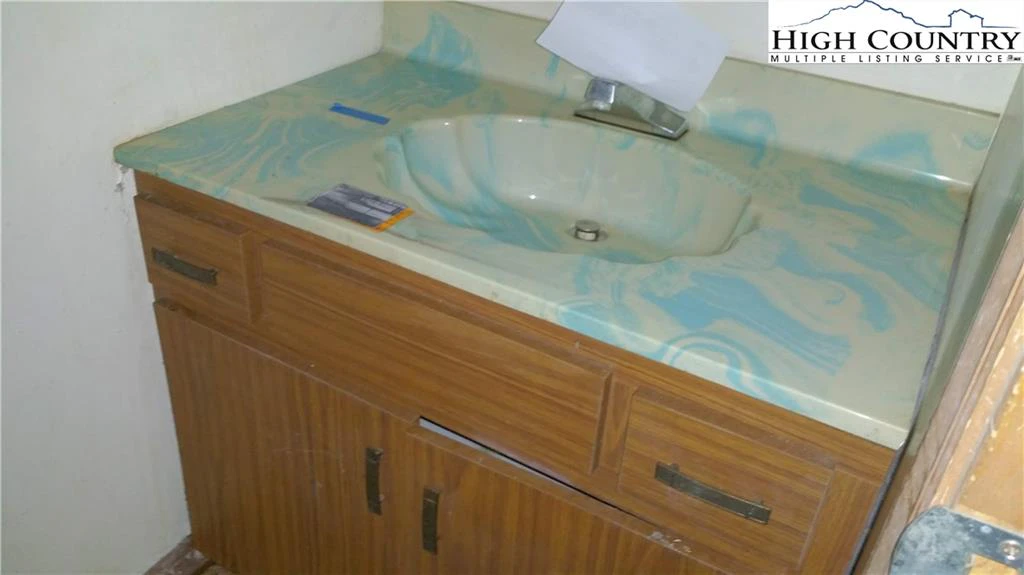 Image number 11 for the current listing