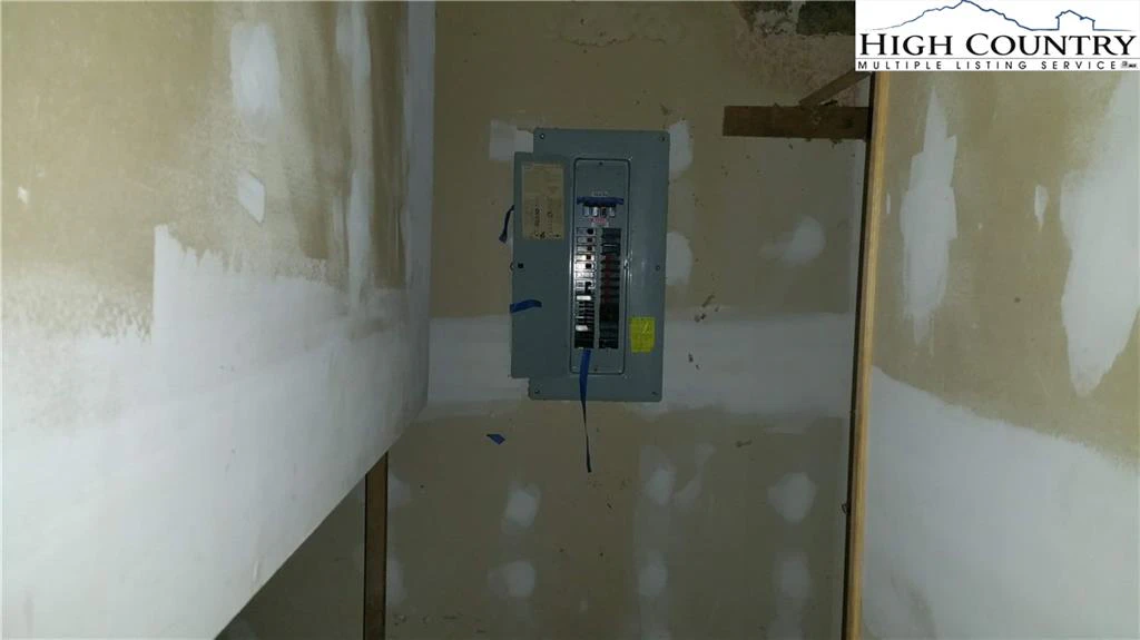 Image number 17 for the current listing