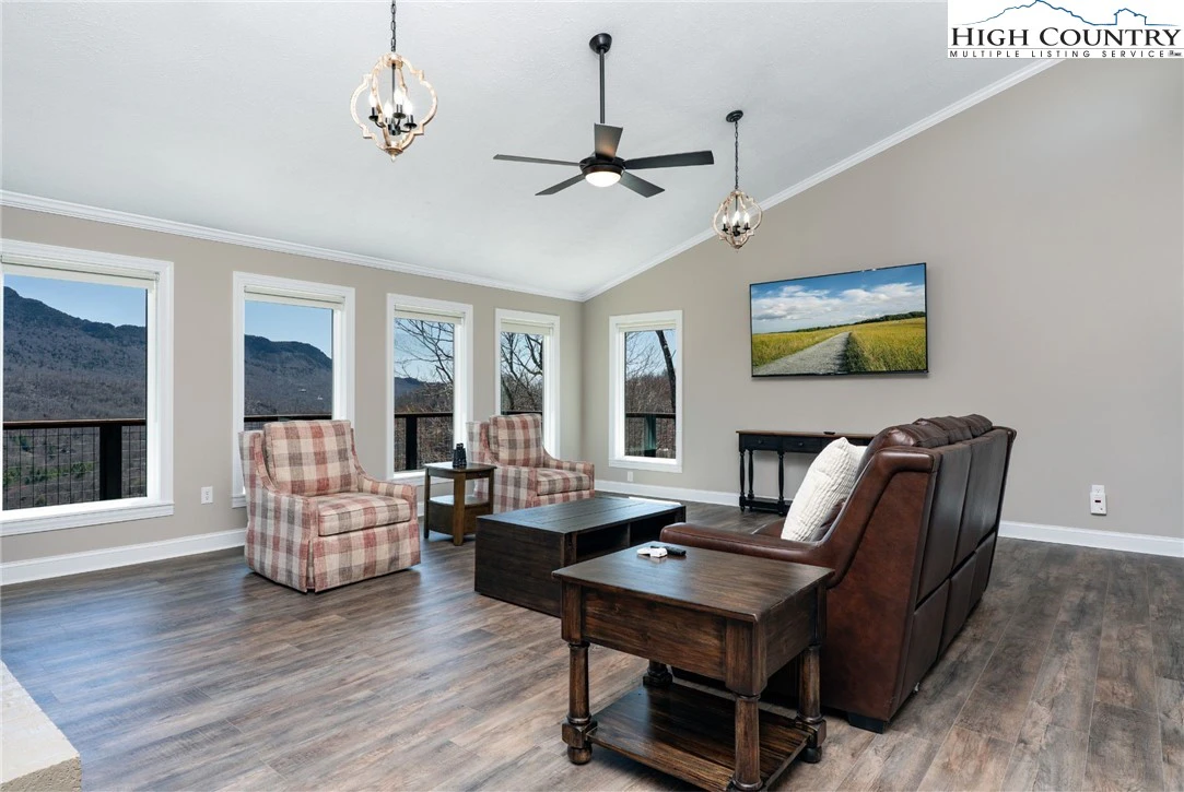 Image number 10 for the current listing