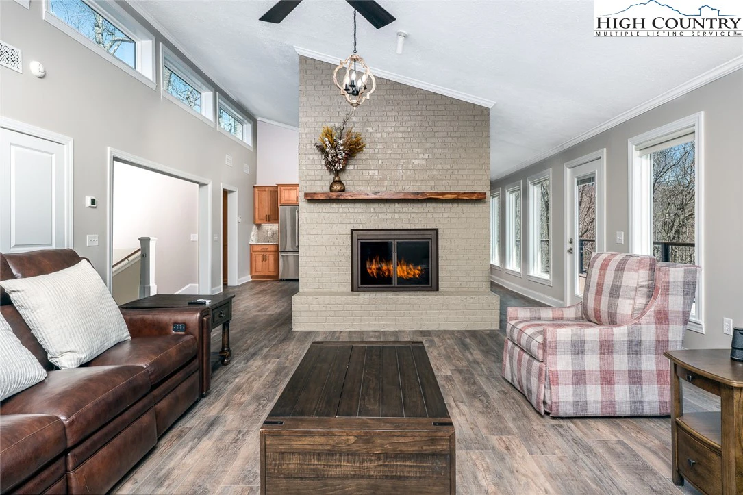 Image number 8 for the current listing