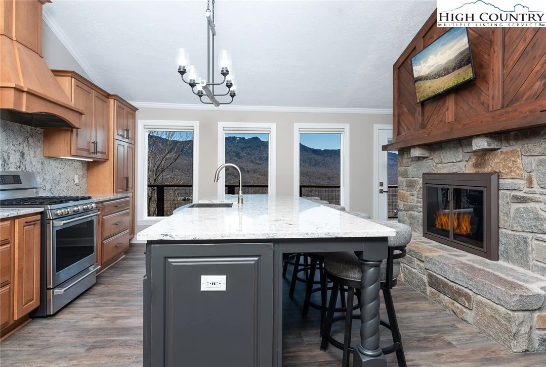 Image number 14 for the current listing