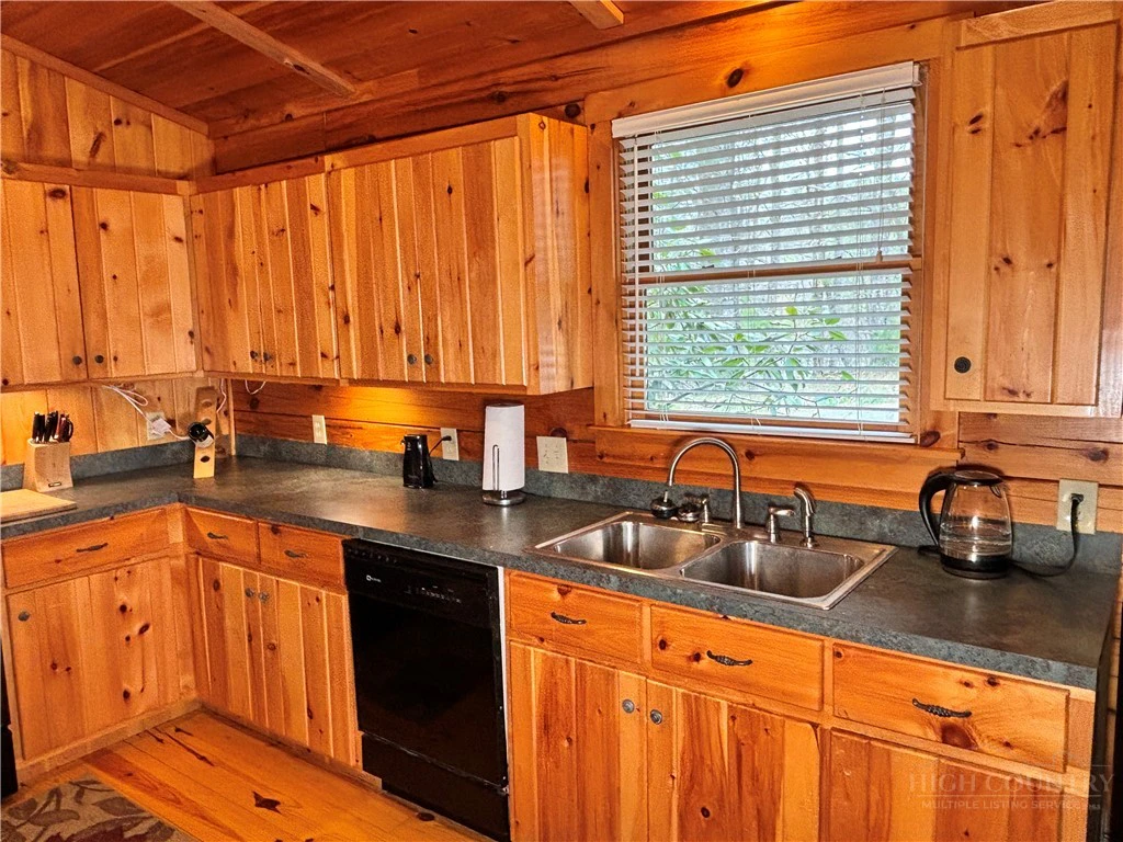 Image number 8 for the current listing