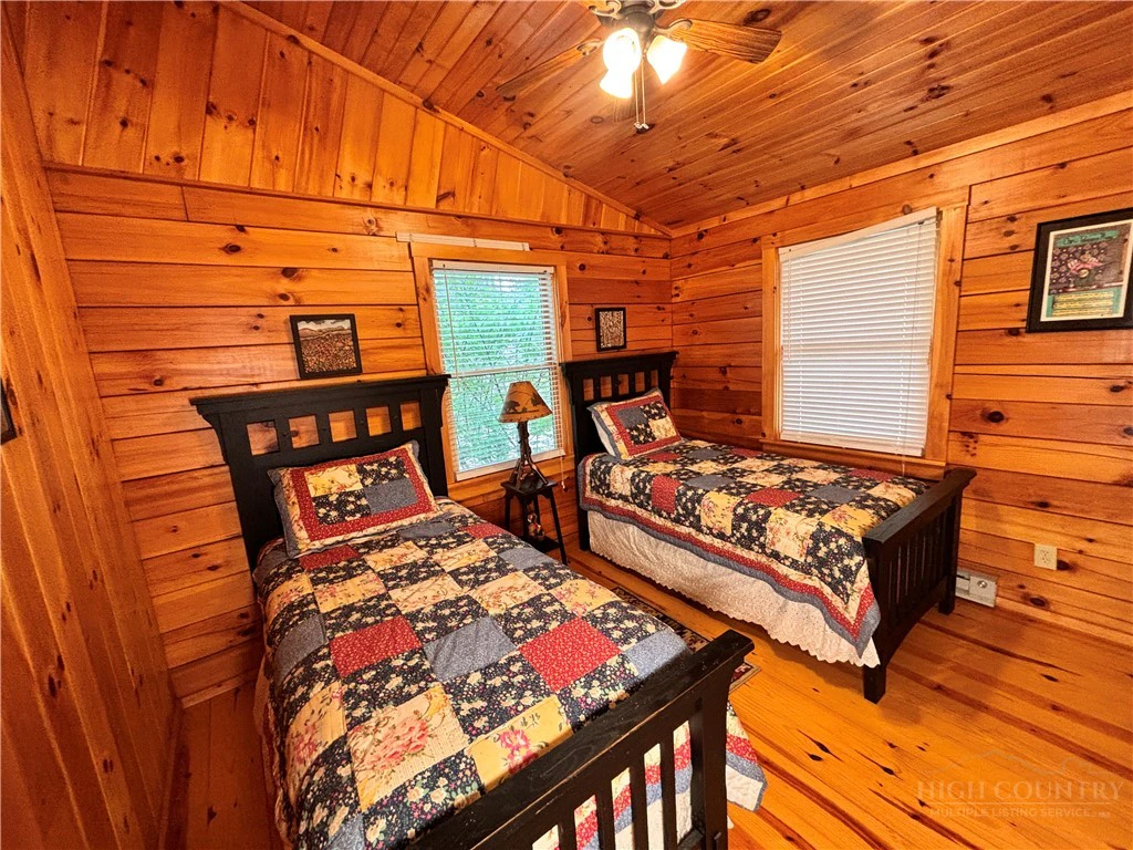 Image number 14 for the current listing