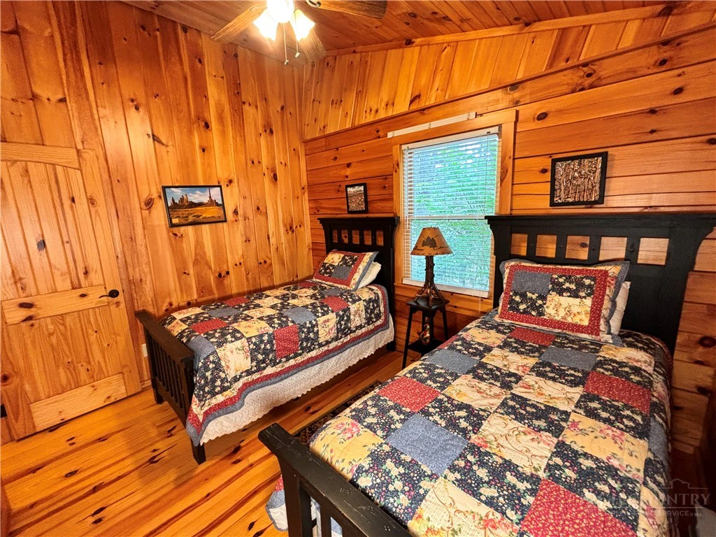 Image number 15 for the current listing