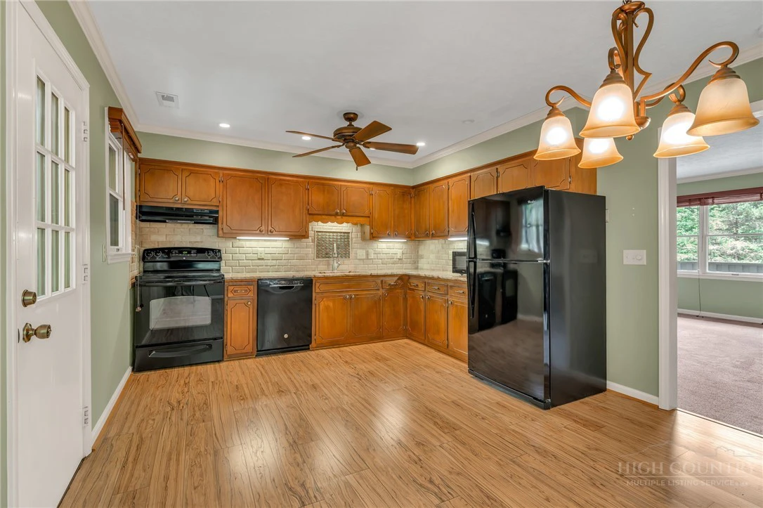 Image number 8 for the current listing